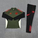 Conjunto hombre Bayern Munich entrenamiento temporada 2025 2026 sudadera color verde y pantalón largo color negro calidad 1.1 oficial, Bayern Munich 2025, Chándal entrenamiento Bayern, Conjunto Bayern 25/26, Sudadera verde Bayern, Ropa barata Bayern Munich, Calidad 1.1 Bayern, Moda deportiva 2026, Tienda Hincha Futbolero, Mia San Mia, Bloke Core Bayern.