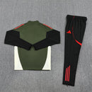 Conjunto hombre Bayern Munich entrenamiento temporada 2025 2026 sudadera color verde y pantalón largo color negro calidad 1.1 oficial, Bayern Munich 2025, Chándal entrenamiento Bayern, Conjunto Bayern 25/26, Sudadera verde Bayern, Ropa barata Bayern Munich, Calidad 1.1 Bayern, Moda deportiva 2026, Tienda Hincha Futbolero, Mia San Mia, Bloke Core Bayern.