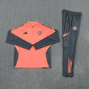 Conjunto hombre Bayern Munich entrenamiento temporada 2025 2026 sudadera color naranja y pantalón largo color gris calidad 1.1 oficial, Bayern Munich 2025, Chándal entrenamiento Bayern, Conjunto Bayern 25/26, Sudadera naranja Bayern, Ropa barata Bayern Munich, Calidad 1.1 Bayern, Moda deportiva 2026, Tienda Hincha Futbolero, Mia San Mia, Bloke Core Bayern.
