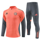 Conjunto hombre Bayern Munich entrenamiento temporada 2025 2026 sudadera color naranja y pantalón largo color gris calidad 1.1 oficial, Bayern Munich 2025, Chándal entrenamiento Bayern, Conjunto Bayern 25/26, Sudadera naranja Bayern, Ropa barata Bayern Munich, Calidad 1.1 Bayern, Moda deportiva 2026, Tienda Hincha Futbolero, Mia San Mia, Bloke Core Bayern.