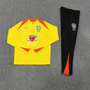Conjunto largo hombre selección de Brasil temporada 25/26 entrenamiento sudadera amarilla y pantalón negro calidad 1.1 premium Tienda Hincha Futbolero. Brasil 2025/26, Conjunto Brasil amarillo, Chándal Brasil negro, Entrenamiento Brasil 25/26, Ropa Brasil mundial 2026, Calidad 1.1 Brasil, Tienda Hincha Futbolero, Brazil Training Tracksuit yellow.