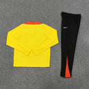 Conjunto largo hombre selección de Brasil temporada 25/26 entrenamiento sudadera amarilla y pantalón negro calidad 1.1 premium Tienda Hincha Futbolero. Brasil 2025/26, Conjunto Brasil amarillo, Chándal Brasil negro, Entrenamiento Brasil 25/26, Ropa Brasil mundial 2026, Calidad 1.1 Brasil, Tienda Hincha Futbolero, Brazil Training Tracksuit yellow.