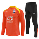 Conjunto largo hombre selección de Brasil temporada 25/26 entrenamiento sudadera naranja y pantalón negro calidad 1.1 premium Tienda Hincha Futbolero. Brasil 2025/26, Conjunto Brasil naranja, Chándal Brasil negro, Entrenamiento Brasil 25/26, Ropa Brasil mundial 2026, Calidad 1.1 Brasil, Tienda Hincha Futbolero, Brazil Training Tracksuit orange