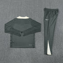 Conjunto hombre Chelsea entrenamiento temporada 2025 2026 sudadera y pantalón largo color gris calidad 1.1 oficial, Chelsea 2025, Chándal entrenamiento Chelsea, Conjunto Chelsea 25/26, Sudadera gris Chelsea, Ropa barata Chelsea, Calidad 1.1 Chelsea, Moda deportiva 2026, Tienda Hincha Futbolero, Blue is the colour, Bloke Core Chelsea.