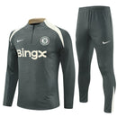 Conjunto hombre Chelsea entrenamiento temporada 2025 2026 sudadera y pantalón largo color gris calidad 1.1 oficial, Chelsea 2025, Chándal entrenamiento Chelsea, Conjunto Chelsea 25/26, Sudadera gris Chelsea, Ropa barata Chelsea, Calidad 1.1 Chelsea, Moda deportiva 2026, Tienda Hincha Futbolero, Blue is the colour, Bloke Core Chelsea.