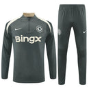 Conjunto hombre Chelsea entrenamiento temporada 2025 2026 sudadera y pantalón largo color gris calidad 1.1 oficial, Chelsea 2025, Chándal entrenamiento Chelsea, Conjunto Chelsea 25/26, Sudadera gris Chelsea, Ropa barata Chelsea, Calidad 1.1 Chelsea, Moda deportiva 2026, Tienda Hincha Futbolero, Blue is the colour, Bloke Core Chelsea.