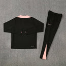 Conjunto largo hombre selección de Francia temporada 25/26 entrenamiento sudadera y pantalón negro calidad 1.1 premium FFF Tienda Hincha Futbolero. Francia 2025/26, Conjunto Francia negro, Chándal Francia entrenamiento, Ropa Francia mundial 2026, Calidad 1.1 Francia, FFF Gear, Tienda Hincha Futbolero, France Training Tracksuit black.