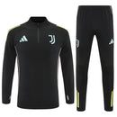 Conjunto hombre Juventus entrenamiento temporada 2025 2026 sudadera y pantalón largo negro calidad 1.1 oficial, Juventus 2025, Chándal entrenamiento Juventus, Conjunto Juventus 25/26, Sudadera negra Juventus, Ropa barata Juventus, Calidad 1.1 Juve, Moda deportiva 2026, Tienda Hincha Futbolero, Fino Alla Fine, Bloke Core Juventus.