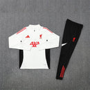 Liverpool 2026, Conjunto entrenamiento Liverpool 2026 blanco negro, Ropa oficial Liverpool FC, Equipación entrenamiento Reds, Sudadera Salah entrenamiento, Regalo fútbol hombre Liverpool, Sudadera Liverpool oficial training, Indumentaria técnica Premier League, Liverpool training kit 2026, Comprar ropa Liverpool barata.