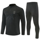Conjunto largo de entrenamiento oficial Liverpool FC temporada 2026 2027, sudadera y pantalón color negro para hombre de Tienda Hincha Futbolero, Liverpool entrenamiento 26/27, Conjunto Liverpool negro, Ropa entrenamiento Liverpool, Liverpool training suit, The Reds, You'll Never Walk Alone, Sudadera Liverpool oficial, Pantalón entrenamiento Liverpool, Entrenamiento oficial LFC 2027, Ropa deportiva Liverpool.