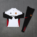 Conjunto hombre Manchester United entrenamiento temporada 2025 2026 sudadera blanca y pantalón largo negro calidad 1.1 oficial, Manchester United 2025, Chándal entrenamiento United, Conjunto Man Utd 25/26, Sudadera blanca United, Ropa barata Manchester United, Calidad 1.1 United, Moda Manchester 2026, Tienda Hincha Futbolero, Red Devils, Bloke Core United.