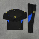 Manchester United 2025, Conjunto largo Man United, Chándal United negro, Entrenamiento Man Utd 25/26, Sudadera United negra, Ropa Manchester United barata, Calidad 1.1 United, Nueva colección 2026, Regalo fútbol hombre, Tienda Hincha Futbolero.