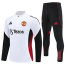 Conjunto hombre Manchester United entrenamiento temporada 2025 2026 sudadera blanca y pantalón largo negro calidad 1.1 oficial, Manchester United 2025, Chándal entrenamiento United, Conjunto Man Utd 25/26, Sudadera blanca United, Ropa barata Manchester United, Calidad 1.1 United, Moda Manchester 2026, Tienda Hincha Futbolero, Red Devils, Bloke Core United.