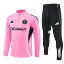 Conjunto hombre Inter Miami entrenamiento temporada 2025 2026 sudadera color rosa y pantalón largo color negro calidad 1.1 oficial, Inter Miami 2025, Chándal entrenamiento Miami, Conjunto Inter Miami 25/26, Sudadera rosa Miami, Ropa barata Messi, Calidad 1.1 Miami, Moda deportiva 2026, Tienda Hincha Futbolero, Vice City, Bloke Core Miami.