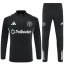 Conjunto hombre Inter Miami entrenamiento temporada 2025 2026 sudadera y pantalón largo color negro detalles rosa calidad 1.1 oficial, Inter Miami 2025, Chándal entrenamiento Miami, Conjunto Inter Miami 25/26, Ropa entrenamiento Messi, Inter Miami negro rosa, Calidad 1.1 Miami, Moda deportiva 2026, Tienda Hincha Futbolero, Vice City, Bloke Core Miami.