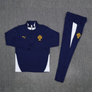 Conjunto hombre entrenamiento Portugal temporada 2025 2026 sudadera y pantalón largo azul marino escudo bordado calidad 1.1 oficial, Portugal 2025, Conjunto Portugal entrenamiento, Chándal Portugal 25/26, Ropa Portugal azul marino, Sudadera Portugal barata, Calidad 1.1 Portugal, Selección de Portugal 2026, Tienda Hincha Futbolero, FPF, Bloke Core Training.