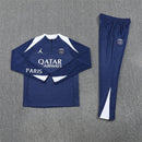 Conjunto hombre PSG entrenamiento temporada 2025 2026 sudadera y pantalón largo color azul marino detalles rojo calidad 1.1 oficial, PSG 2025, Chándal entrenamiento PSG, Conjunto PSG 25/26, Sudadera azul marino PSG, Ropa barata Paris Saint-Germain, Calidad 1.1 PSG, Moda deportiva 2026, Tienda Hincha Futbolero, Paris es mágico, Bloke Core PSG.