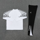 Conjunto chándal hombre PSG x Jordan temporada 2025 2026 sudadera blanca y pantalón negro entrenamiento largo calidad 1.1 oficial, PSG Jordan 2025, Chándal PSG blanco, PSG x Jordan 2026, Conjunto entrenamiento PSG, Ropa barata PSG, Calidad 1.1 Jordan, Ligue 1 2026, Tienda Hincha Futbolero, PSG White Jersey.