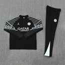 Conjunto chándal hombre PSG x Jordan temporada 2025 2026 entrenamiento largo negro sudadera y pantalón calidad 1.1 oficial, PSG Jordan 2025, Chándal PSG negro, PSG x Jordan 2026, Conjunto entrenamiento PSG, Ropa barata PSG, Calidad 1.1 Jordan, Ligue 1 2026, Tienda Hincha Futbolero, Streetwear Paris.
