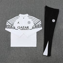Conjunto chándal hombre PSG x Jordan temporada 2025 2026 sudadera blanca y pantalón negro entrenamiento largo calidad 1.1 oficial, PSG Jordan 2025, Chándal PSG blanco, PSG x Jordan 2026, Conjunto entrenamiento PSG, Ropa barata PSG, Calidad 1.1 Jordan, Ligue 1 2026, Tienda Hincha Futbolero, PSG White Jersey.