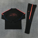 Chándal de entrenamiento oficial PSG temporada 2026 2027, sudadera y pantalón color negro para hombre de Tienda Hincha Futbolero, PSG entrenamiento 26/27, Chándal PSG negro, Ropa entrenamiento PSG, PSG training suit, Paris Saint-Germain, Les Parisiens, Sudadera PSG oficial, Pantalón entrenamiento PSG, Entrenamiento oficial PSG 2027, Ropa deportiva Paris, Moda deportiva PSG.