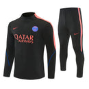 Chándal de entrenamiento oficial PSG temporada 2026 2027, sudadera y pantalón color negro para hombre de Tienda Hincha Futbolero, PSG entrenamiento 26/27, Chándal PSG negro, Ropa entrenamiento PSG, PSG training suit, Paris Saint-Germain, Les Parisiens, Sudadera PSG oficial, Pantalón entrenamiento PSG, Entrenamiento oficial PSG 2027, Ropa deportiva Paris, Moda deportiva PSG.