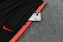 Chándal de entrenamiento oficial PSG temporada 2026 2027, sudadera y pantalón color negro para hombre de Tienda Hincha Futbolero, PSG entrenamiento 26/27, Chándal PSG negro, Ropa entrenamiento PSG, PSG training suit, Paris Saint-Germain, Les Parisiens, Sudadera PSG oficial, Pantalón entrenamiento PSG, Entrenamiento oficial PSG 2027, Ropa deportiva Paris, Moda deportiva PSG.