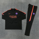 Chándal de entrenamiento oficial PSG temporada 2026 2027, sudadera y pantalón color negro para hombre de Tienda Hincha Futbolero, PSG entrenamiento 26/27, Chándal PSG negro, Ropa entrenamiento PSG, PSG training suit, Paris Saint-Germain, Les Parisiens, Sudadera PSG oficial, Pantalón entrenamiento PSG, Entrenamiento oficial PSG 2027, Ropa deportiva Paris, Moda deportiva PSG.