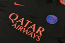 Chándal de entrenamiento oficial PSG temporada 2026 2027, sudadera y pantalón color negro para hombre de Tienda Hincha Futbolero, PSG entrenamiento 26/27, Chándal PSG negro, Ropa entrenamiento PSG, PSG training suit, Paris Saint-Germain, Les Parisiens, Sudadera PSG oficial, Pantalón entrenamiento PSG, Entrenamiento oficial PSG 2027, Ropa deportiva Paris, Moda deportiva PSG.