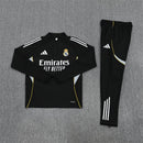 Conjunto hombre Real Madrid entrenamiento temporada 2025 2026 sudadera y pantalón largo color negro calidad 1.1 oficial, Real Madrid 2025, Chándal entrenamiento Madrid, Conjunto Real Madrid 25/26, Sudadera negra Madrid, Ropa barata Real Madrid, Calidad 1.1 Madrid, Moda madridista 2026, Tienda Hincha Futbolero, Hala Madrid, Bloke Core Madrid.