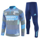 Conjunto hombre Real Madrid entrenamiento temporada 2025 2026 sudadera color azul y gris con pantalón largo azul marino calidad 1.1 oficial, Real Madrid 2025, Chándal entrenamiento Madrid, Conjunto Real Madrid 25/26, Sudadera azul Madrid, Ropa barata Real Madrid, Calidad 1.1 Madrid, Moda madridista 2026, Tienda Hincha Futbolero, Hala Madrid, Bloke Core Madrid.