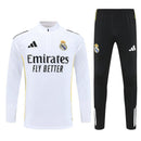 Conjunto hombre Real Madrid entrenamiento temporada 2025 2026 sudadera blanca y pantalón largo negro calidad 1.1 oficial, Real Madrid 2025, Chándal entrenamiento Madrid, Conjunto Real Madrid 25/26, Sudadera blanca Madrid, Ropa barata Real Madrid, Calidad 1.1 Madrid, Moda madridista 2026, Tienda Hincha Futbolero, Hala Madrid, Bloke Core Madrid.
