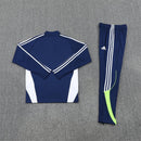 Conjunto hombre Real Madrid entrenamiento temporada 2025 2026 azul con detalles blancos sudadera y pantalón largo calidad 1.1 oficial, Real Madrid 2025, Chándal entrenamiento Madrid, Conjunto Real Madrid 25/26, Sudadera azul Madrid, Ropa barata Real Madrid, Calidad 1.1 Madrid, Moda deportiva 2026, Tienda Hincha Futbolero, Hala Madrid, Bloke Core Madrid.