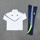 Conjunto hombre Real Madrid entrenamiento temporada 2025 2026 sudadera blanca y pantalón largo azul marino calidad 1.1 oficial,Real Madrid 2025, Chándal entrenamiento Madrid, Conjunto Real Madrid 25/26, Sudadera blanca Madrid, Ropa barata Real Madrid, Calidad 1.1 Madrid, Moda deportiva 2026, Tienda Hincha Futbolero, Hala Madrid, Bloke Core Madrid.