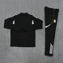 Conjunto hombre Real Madrid entrenamiento temporada 2025 2026 sudadera y pantalón largo color negro calidad 1.1 oficial, Real Madrid 2025, Chándal entrenamiento Madrid, Conjunto Real Madrid 25/26, Sudadera negra Madrid, Ropa barata Real Madrid, Calidad 1.1 Madrid, Moda madridista 2026, Tienda Hincha Futbolero, Hala Madrid, Bloke Core Madrid.