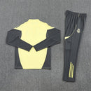 Conjunto hombre Real Madrid entrenamiento temporada 2025 2026 sudadera amarilla y pantalón largo gris calidad 1.1 oficial, Real Madrid 2025, Chándal entrenamiento Madrid, Conjunto Real Madrid 25/26, Sudadera amarilla Madrid, Ropa barata Real Madrid, Calidad 1.1 Madrid, Moda madridista 2026, Tienda Hincha Futbolero, Hala Madrid, Bloke Core Madrid.