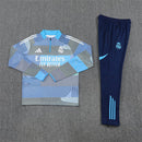 Conjunto hombre Real Madrid entrenamiento temporada 2025 2026 sudadera color azul y gris con pantalón largo azul marino calidad 1.1 oficial, Real Madrid 2025, Chándal entrenamiento Madrid, Conjunto Real Madrid 25/26, Sudadera azul Madrid, Ropa barata Real Madrid, Calidad 1.1 Madrid, Moda madridista 2026, Tienda Hincha Futbolero, Hala Madrid, Bloke Core Madrid.
