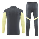 Conjunto hombre Real Madrid entrenamiento temporada 2025 2026 sudadera y pantalón largo color gris con detalles amarillo calidad 1.1 oficial, Conjunto hombre Real Madrid entrenamiento temporada 2025 2026 sudadera y pantalón largo color gris con detalles amarillo calidad 1.1