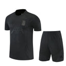 Tienda Hincha Futbolero, Liverpool 26/27, Conjunto entrenamiento Liverpool, Liverpool negro, Training kit Liverpool, Ropa de entrenamiento fútbol, Liverpool FC oficial, Comprar conjunto Liverpool, Equipación entrenamiento Liverpool, Camiseta y pantalón Liverpool, Tienda fútbol online, Premier League entrenamiento, Reds.