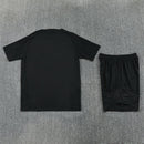 Tienda Hincha Futbolero, Liverpool 26/27, Conjunto entrenamiento Liverpool, Liverpool negro, Training kit Liverpool, Ropa de entrenamiento fútbol, Liverpool FC oficial, Comprar conjunto Liverpool, Equipación entrenamiento Liverpool, Camiseta y pantalón Liverpool, Tienda fútbol online, Premier League entrenamiento, Reds.