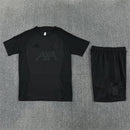 Tienda Hincha Futbolero, Liverpool 26/27, Conjunto entrenamiento Liverpool, Liverpool negro, Training kit Liverpool, Ropa de entrenamiento fútbol, Liverpool FC oficial, Comprar conjunto Liverpool, Equipación entrenamiento Liverpool, Camiseta y pantalón Liverpool, Tienda fútbol online, Premier League entrenamiento, Reds.