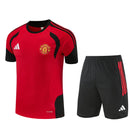 Conjunto entrenamiento Manchester United 26/27 camiseta roja y pantalón negro - Manchester United, ManU, Red Devils, Manchester United 26/27, Conjunto Manchester United, Entrenamiento Manchester United, Premier League, Tienda Hincha Futbolero, Fútbol, Moda Futbolera, Ropa Manchester United, Camiseta Manchester United, Manchester United Rojo y Negro