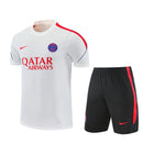 Conjunto entrenamiento Paris Saint-Germain 26/27 camiseta blanca y pantalón negro -  PSG, Paris Saint-Germain, Conjunto PSG, Entrenamiento PSG, PSG 26/27, Tienda Hincha Futbolero, Fútbol, Moda Futbolera, Ropa PSG, Camiseta PSG, Ligue 1, Conjunto Deportivo
