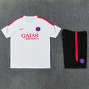 Conjunto entrenamiento Paris Saint-Germain 26/27 camiseta blanca y pantalón negro -  PSG, Paris Saint-Germain, Conjunto PSG, Entrenamiento PSG, PSG 26/27, Tienda Hincha Futbolero, Fútbol, Moda Futbolera, Ropa PSG, Camiseta PSG, Ligue 1, Conjunto Deportivo