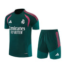 Tienda Hincha Futbolero, Real Madrid 26/27, Conjunto entrenamiento Real Madrid, Real Madrid verde, Training kit Real Madrid, Ropa de entrenamiento fútbol, Real Madrid oficial, Comprar conjunto Real Madrid, Equipación entrenamiento Madrid, Camiseta y pantalón Real Madrid, Tienda fútbol online, Santiago Bernabéu, Merengues.