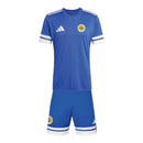 Conjunto fútbol infantil Selección Curazao temporada 2026 2027 oficial camiseta y pantalón corto azul técnica transpirable FFK estilo caribeño niños.