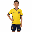 Conjunto infantil niño selección Ecuador primera equipación camiseta amarilla y pantalón negro temporada 2026 2027 calidad 1.1 oficial, Ecuador niño 2026, Conjunto infantil Ecuador, Camiseta Ecuador niño amarilla, Equipación Ecuador niño barata, Calidad 1.1 La Tri, Tienda Hincha Futbolero, Regalo fútbol niño Ecuador, Kit fútbol infantil Ecuador 26/27, Camiseta tricolor niños, Ropa deportiva niño Ecuador.