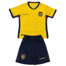 Conjunto infantil niño selección Ecuador primera equipación camiseta amarilla y pantalón negro temporada 2026 2027 calidad 1.1 oficial, Ecuador niño 2026, Conjunto infantil Ecuador, Camiseta Ecuador niño amarilla, Equipación Ecuador niño barata, Calidad 1.1 La Tri, Tienda Hincha Futbolero, Regalo fútbol niño Ecuador, Kit fútbol infantil Ecuador 26/27, Camiseta tricolor niños, Ropa deportiva niño Ecuador.