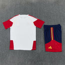 Conjunto hombre Selección España temporada 2026 2027 oficial camiseta blanca pantalón corto azul fútbol técnica transpirable detalles bandera roja amarilla entrenamiento.