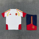 Conjunto hombre Selección España temporada 2026 2027 oficial camiseta blanca pantalón corto azul fútbol técnica transpirable detalles bandera roja amarilla entrenamiento.